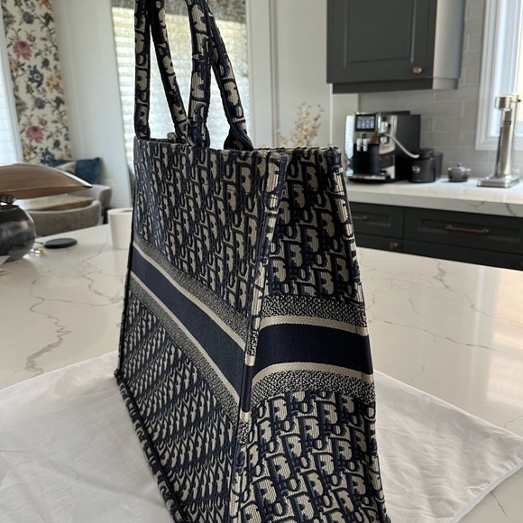 Door Large Oblique Book Tote - Picture 3 of 13